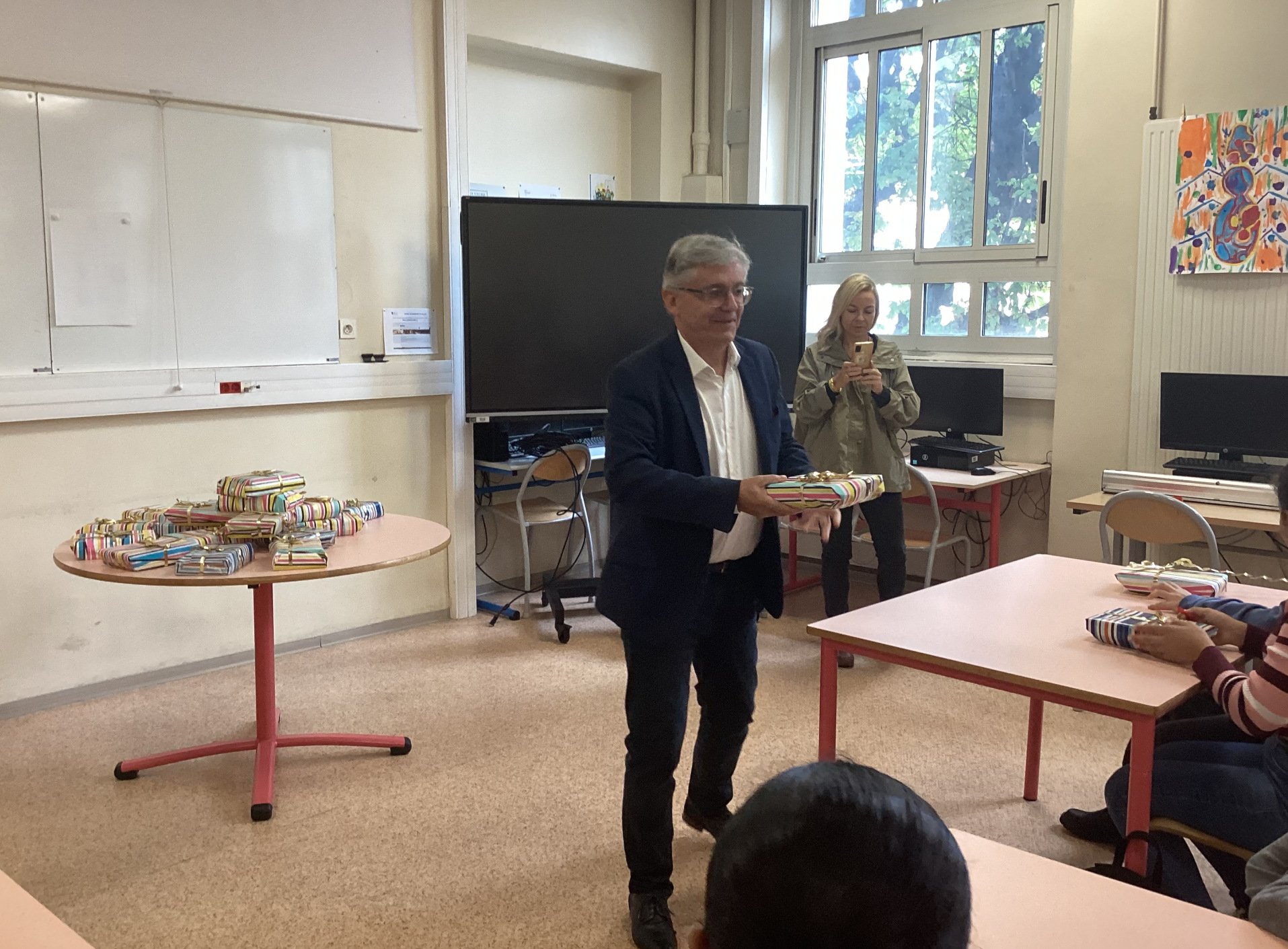 La distribution des lots de livres par M. Gagliolo