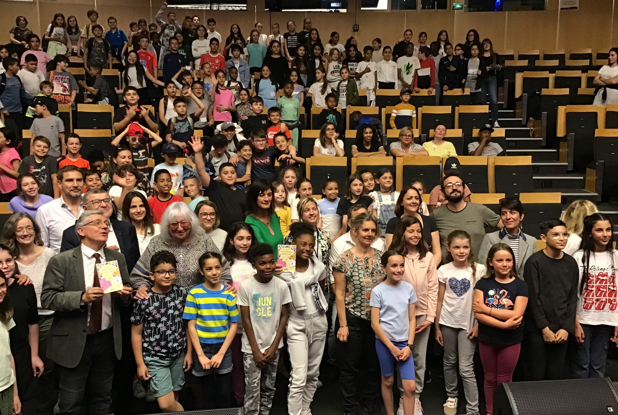 Les jeunes participants entourent Susie Morgenstern, marraine du Prix jeunesse