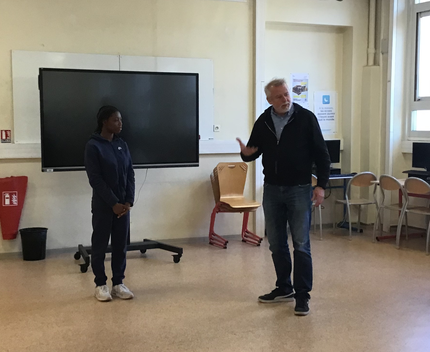 Jacques Chambon au CDI du collège Risso avec les demi-finalistes du concours d'éloquence 