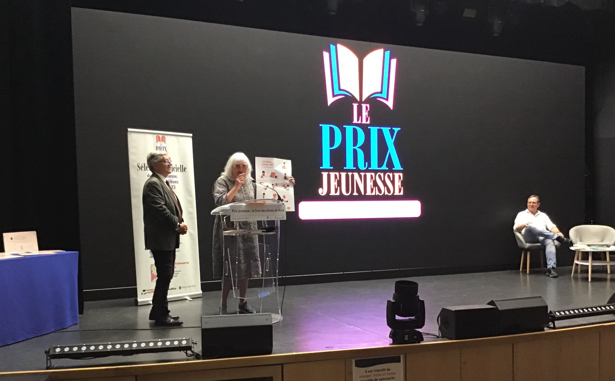 Susie Morgenstern défend la littérature jeunesse face à des jeunes enthousiastes
