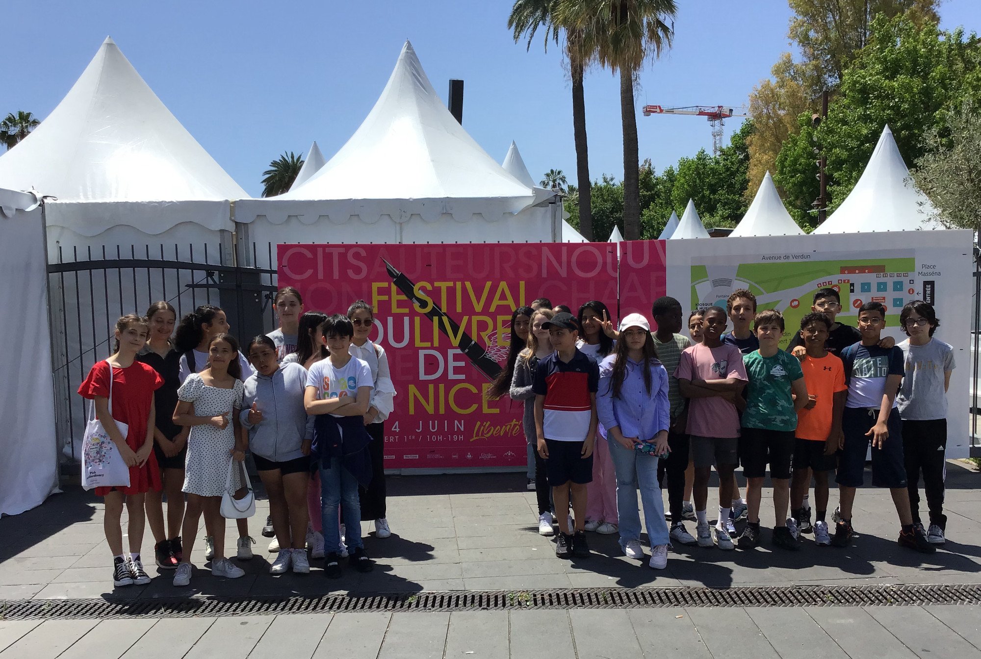 Les élèves de 6è4 à l'entrée du Festival du livre