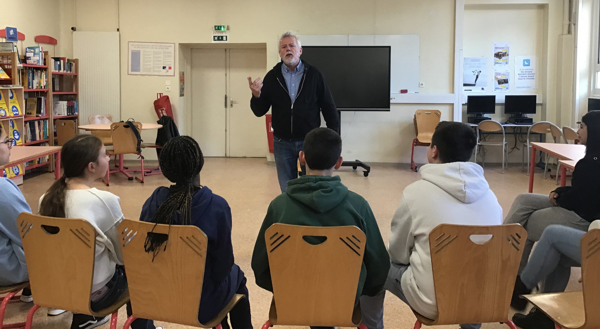 Jacques Chambon au CDI du collège Risso avec les demi-finalistes du concours d'éloquence 