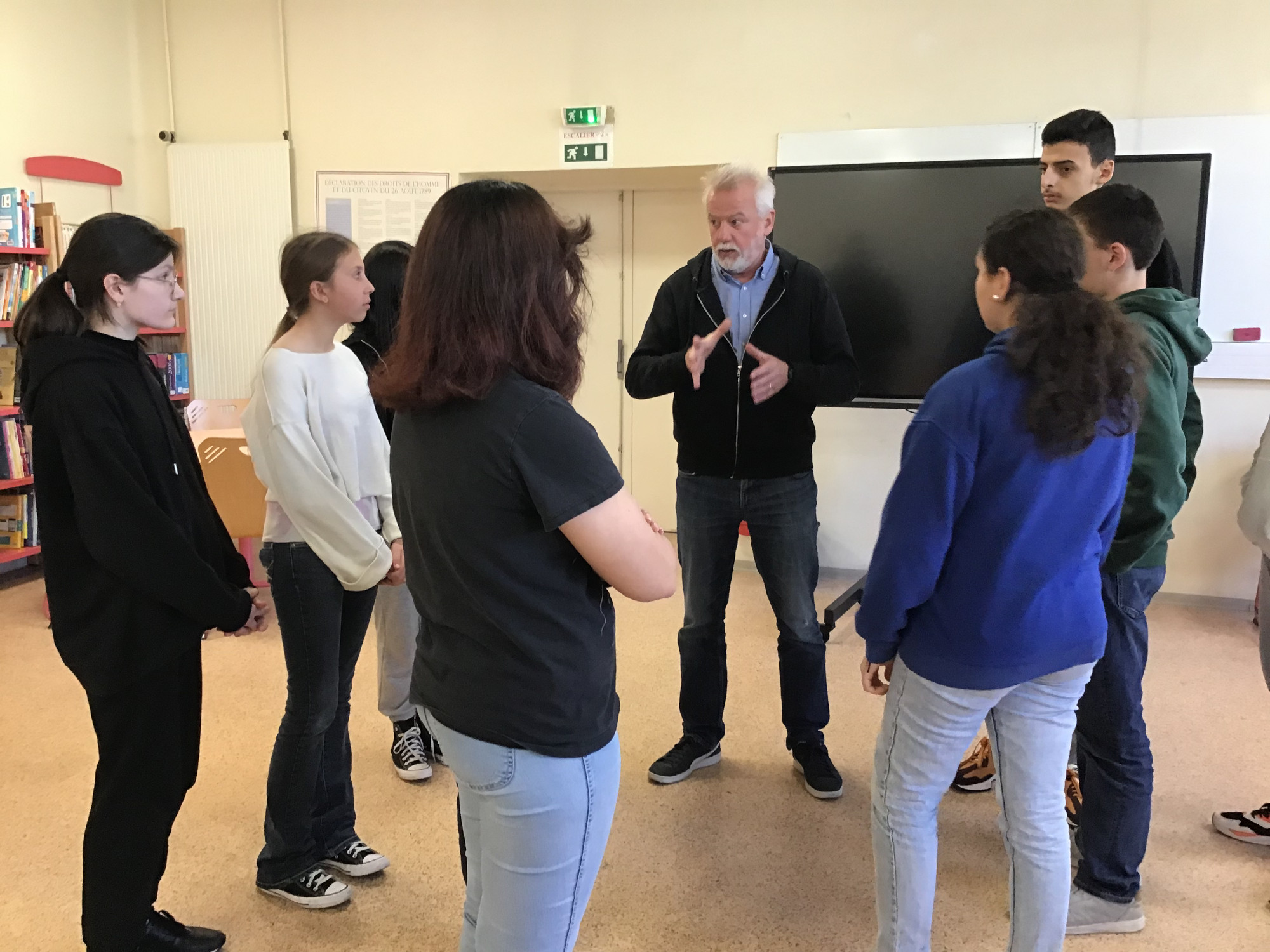 Jacques Chambon au CDI du collège Risso avec les demi-finalistes du concours d'éloquence 