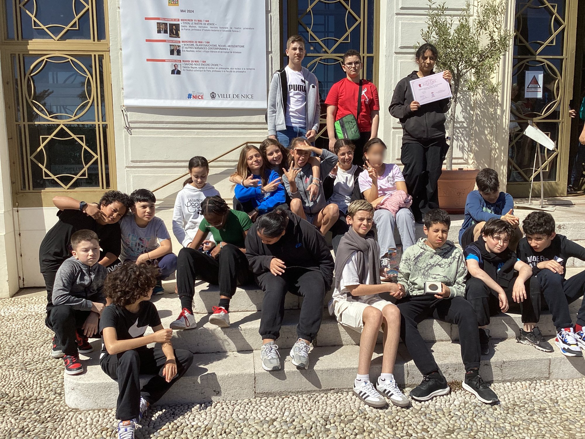 La classe de 6è4 devant le Centre universitaire méditerranéen