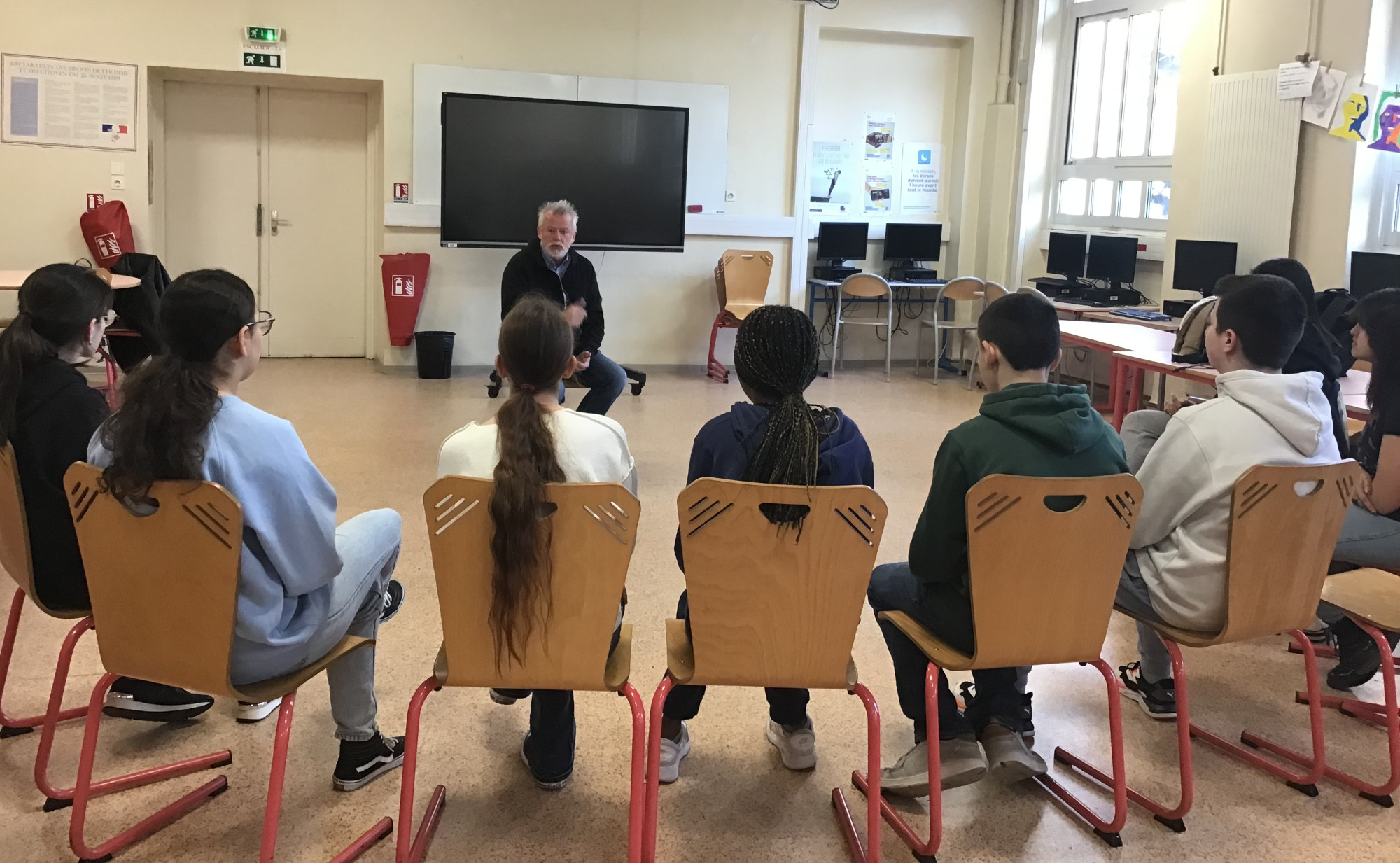 Jacques Chambon au CDI du collège Risso avec les demi-finalistes du concours d'éloquence 