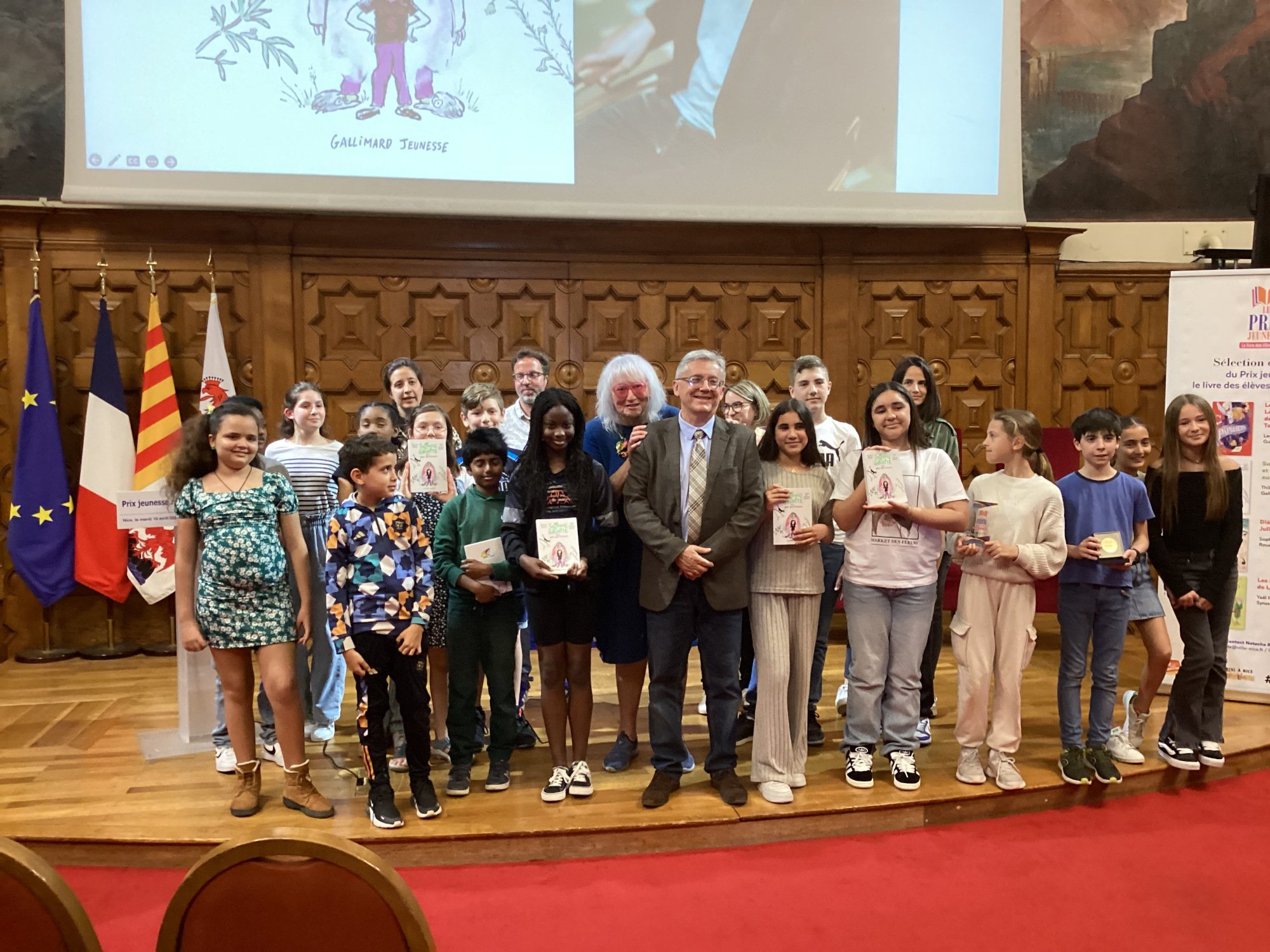 Le groupe des élèves ambassadeurs du prix (au centre, Susie Morgenstern)