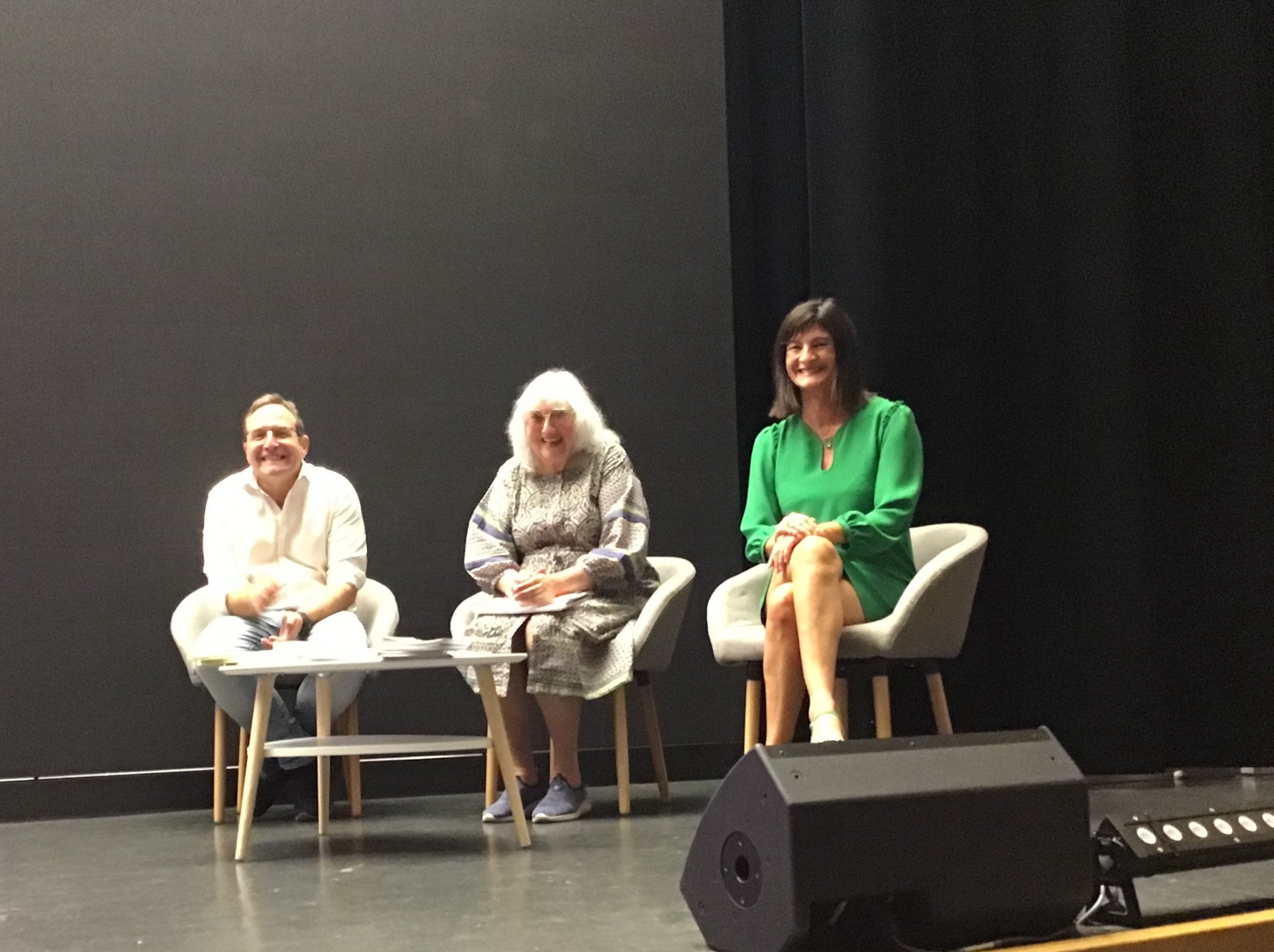 La marraine du Prix jeunesse Susie Morgenstern (au centre)