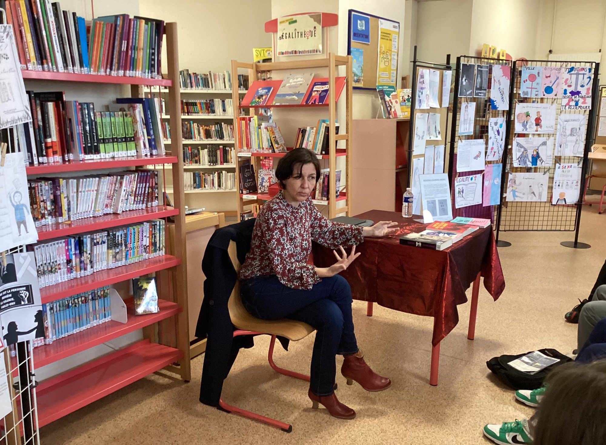 Florence Hinckel rencontre les élèves au CDI