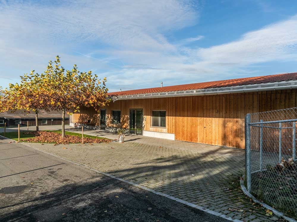 Metzgerei-Gebäude mitten in Hof. Das bedeutet kurz und stressfreie Wege für die Tiere und perfekte, standardisierte Arbeitsprozesse.