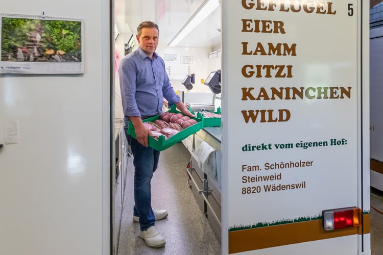 Von der Metzgerei kommen die Produkte direkt in die Verkaufsauslage des Verkaufsanhänger für die Märkte.