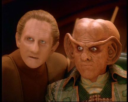 Unter dieser blöden Maske kann ich meine Mimik kaum fühlen. - HÄ??? WAS??? SPRICH LAUTER!!