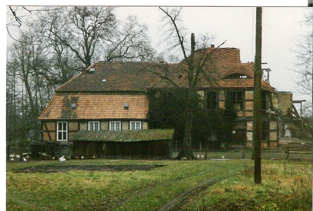 Ansicht vor dem Neubau des Wohnhauses von Herrn Hahn, Hühnerzucht vor dem Eingang ...
