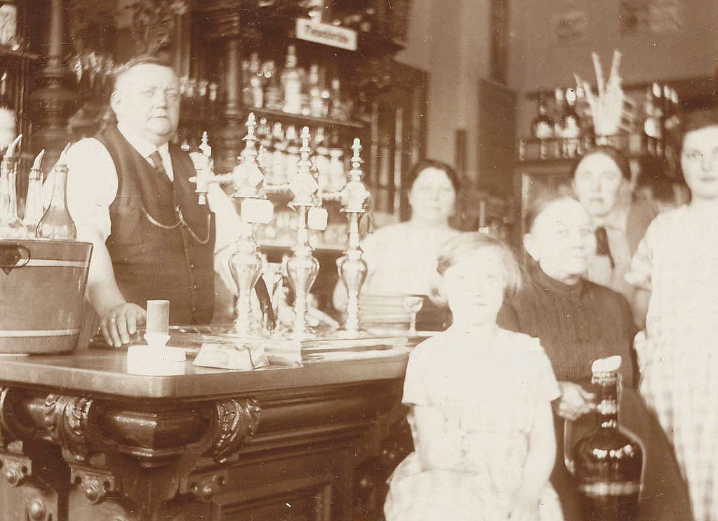 Gasthaus in den 20er Jahren - Orientalische Neusilbersäule