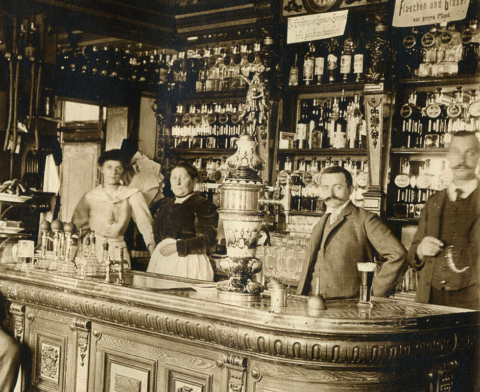 Gasthaus um 1900 - Majolika mit Gambrinus- Aufsatzfigur