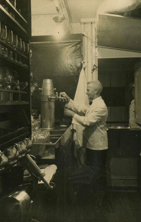 Zapfer in der "Futterluke" Berlin 1931