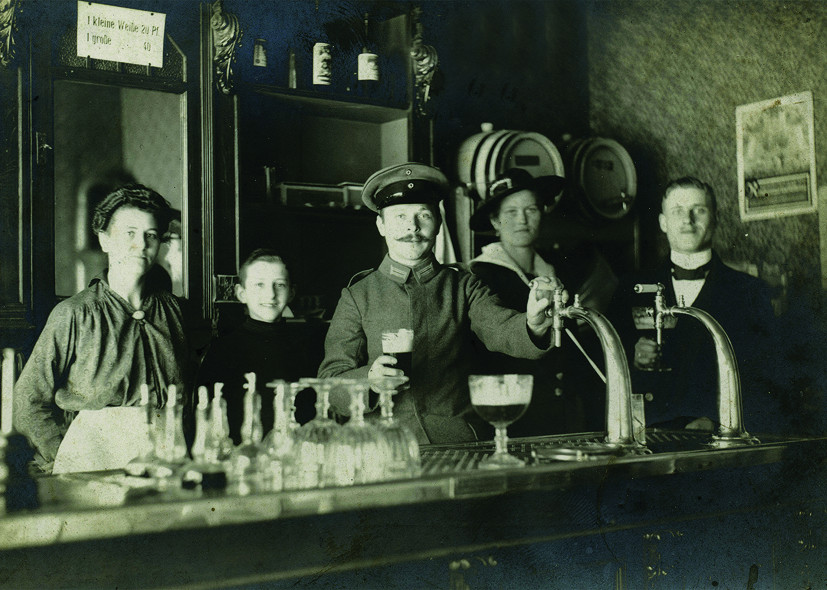 Soldat auf Heimaturlaub in Berlin 1916 - Bogensäule Neusilber