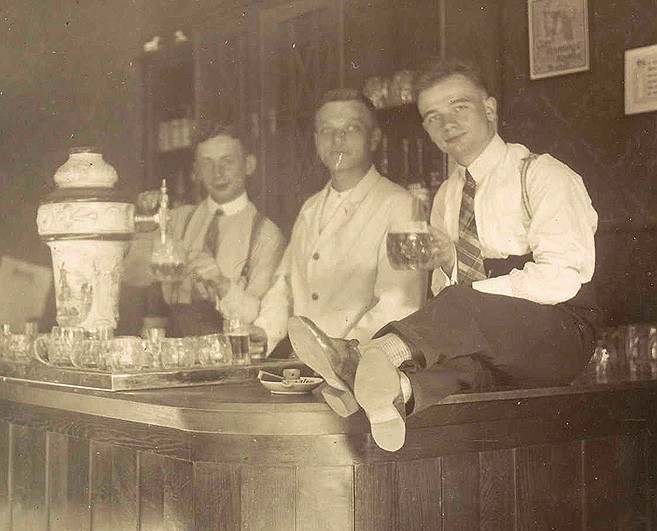 "Zum grünen Jäger" Kirchwalsede 1920 - Zapfsäule Steinzeug