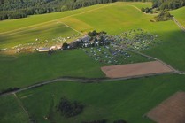 Die gut gefüllten Parkplätze aus der Luft