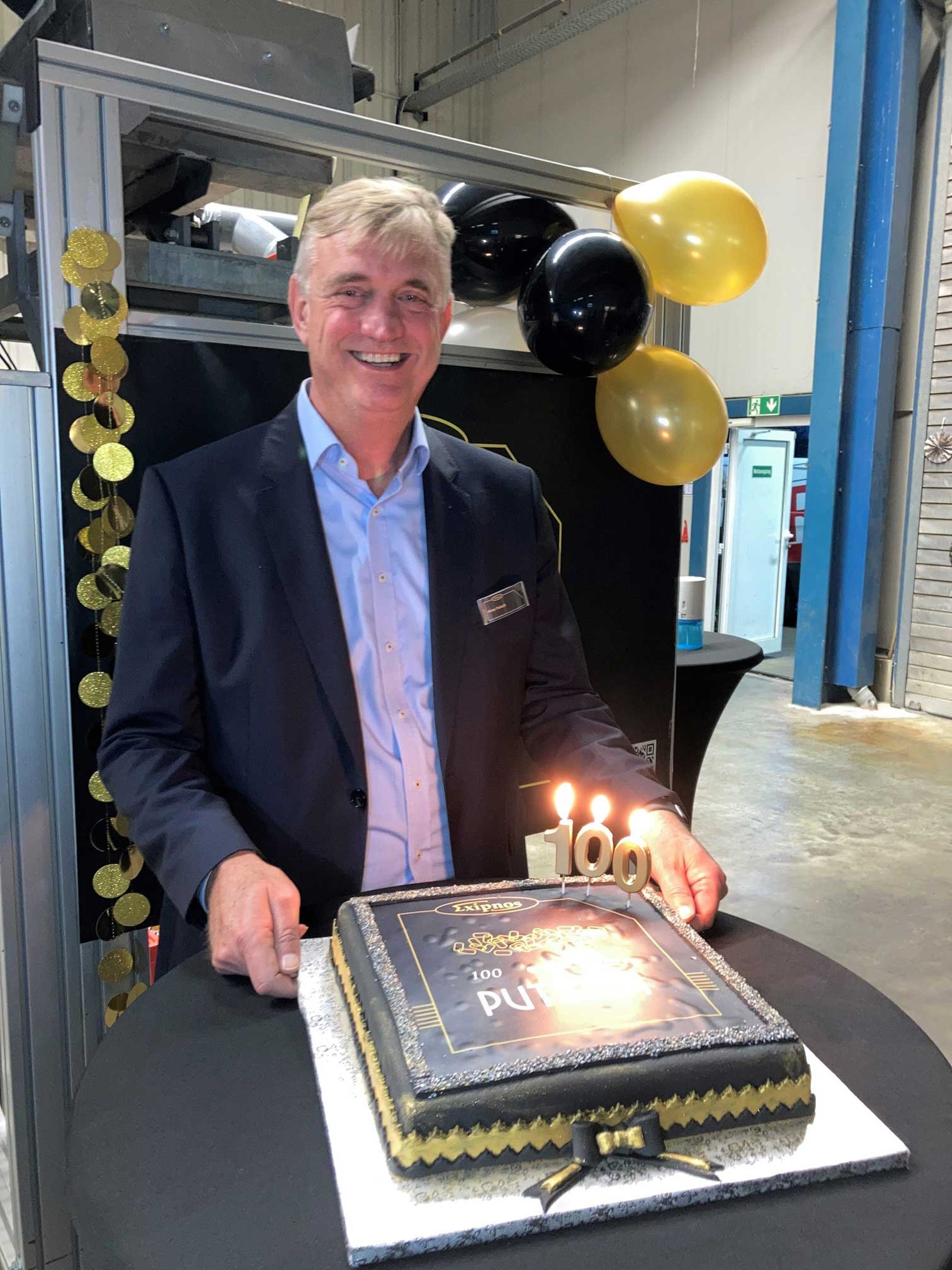 Die Festtagstorte war die Überraschung der Mitarbeiter für den Firmenchef.