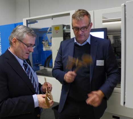 Dr. Jürgen Ude (li.) nimmt die mit DCIM hergestellten Materialproben in Augenschein. Rechts: Exipnos-Gründer Peter Putsch.  © Exipnos