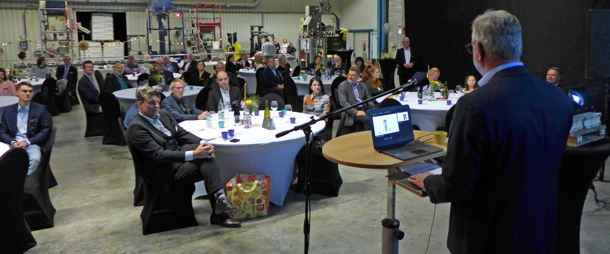 Der Exipnos-Gründer schlug einen Bogen vom Jahr 1922, als sein Großvater Heinrich Putsch sein Gewerbe in Nürnberg anmeldete, bis in die (keineswegs ferne) Zukunft der bioabbaubaren Kunststoffe in Mitteldeutschland.