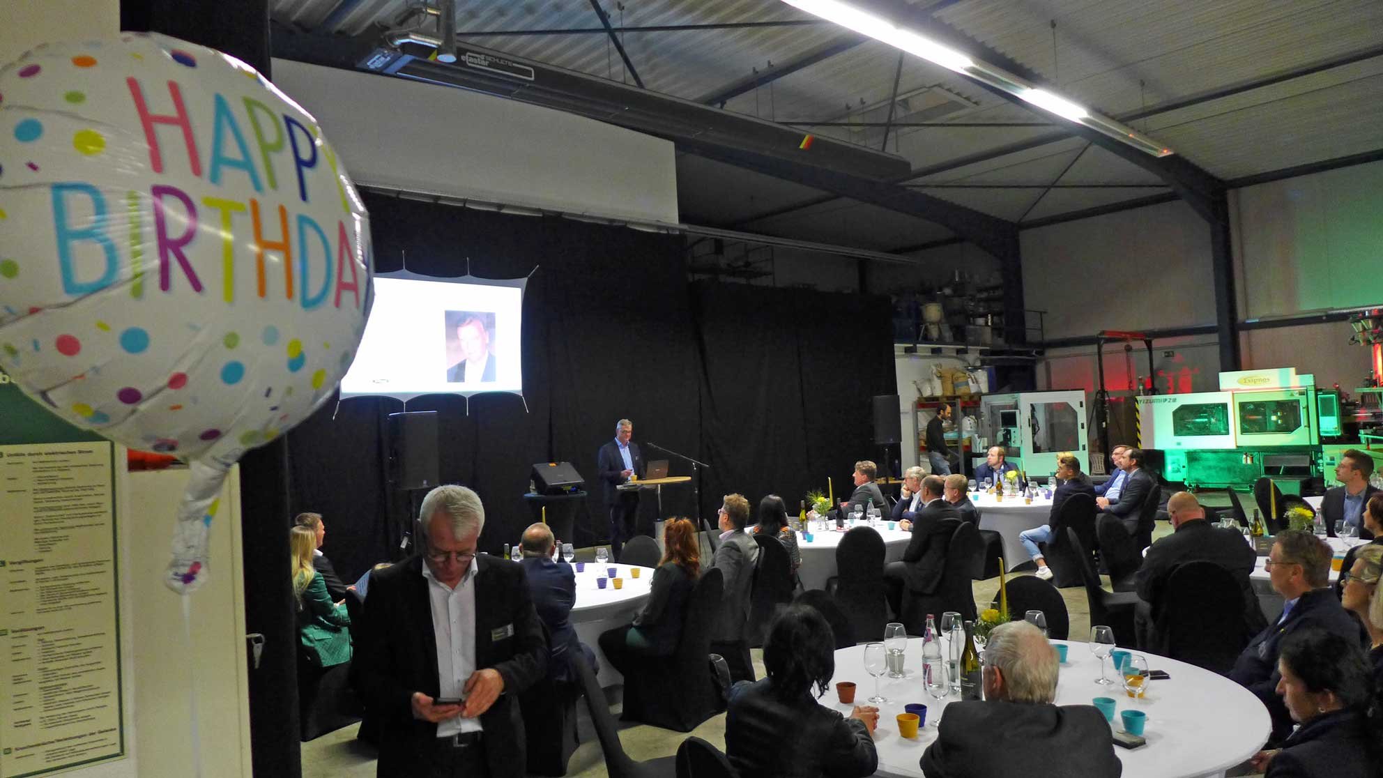 Mehr als 50 Gäste feierten mit Mitarbeitern und Familienangehörigen in der Merseburger Werkhalle 100 Jahre Putsch.