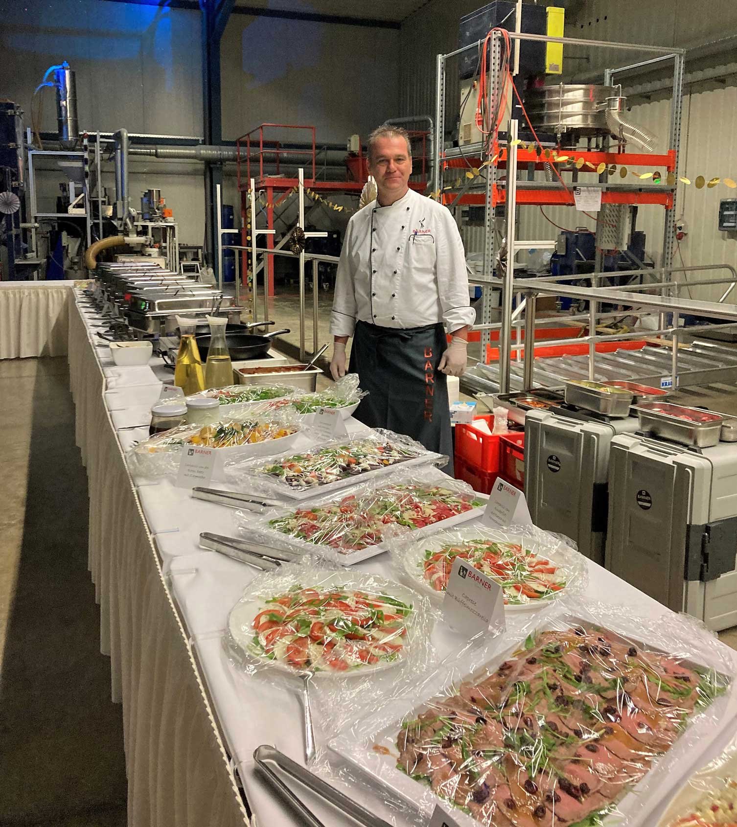 Am Buffet präsentierte ein Eventkoch warme und erfrischende Köstlichkeiten.