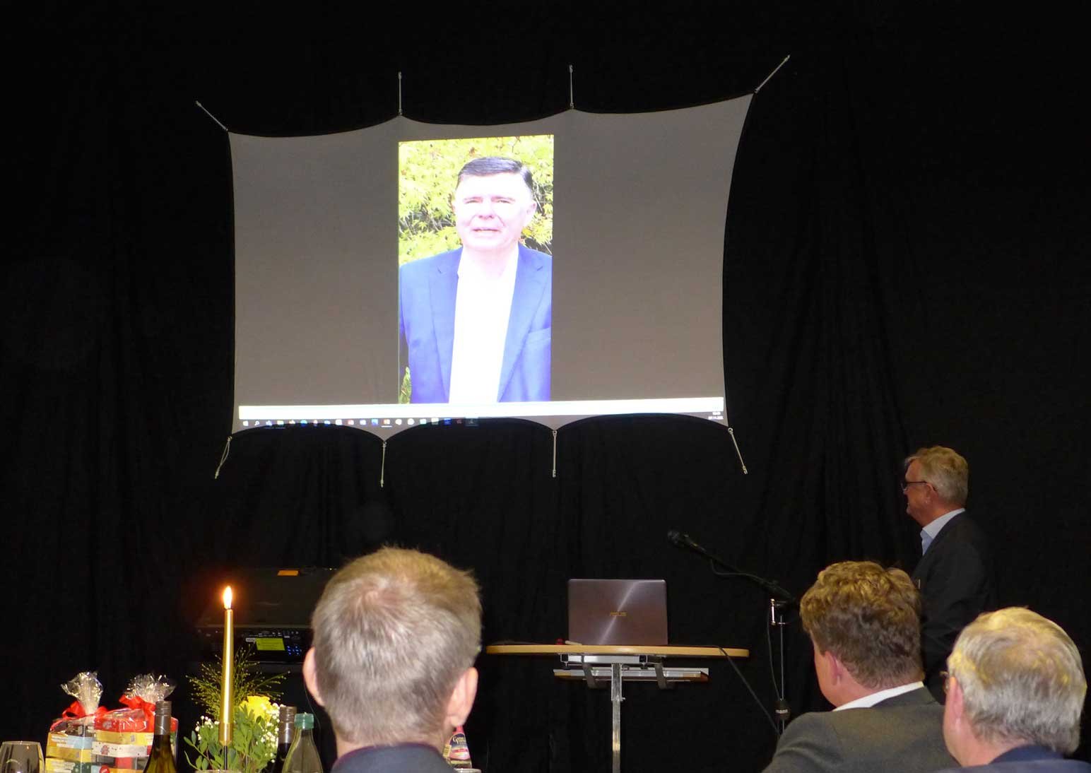 Leider war es nicht allen, die gerne dabei gewesen wären, möglich an diesem Abend vor Ort zu sein. Viele enge Wegbegleiter übersandten ihre Glückwünsche. Dr. Stefan Neis, Geschäftsführer der Düsseldorfer Caldic GmbH, grüßte per Videobotschaft.