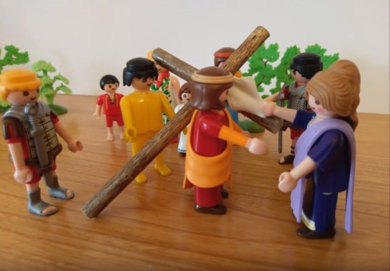 Le chemin de croix - Une femme essuie le visage de jésus