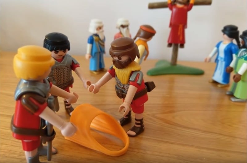 La mort en croix - Les soldats jouent la tunique de Jésus aux dés