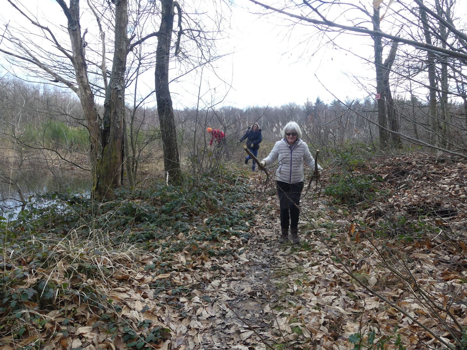 L'équipe qui transporte les branchages