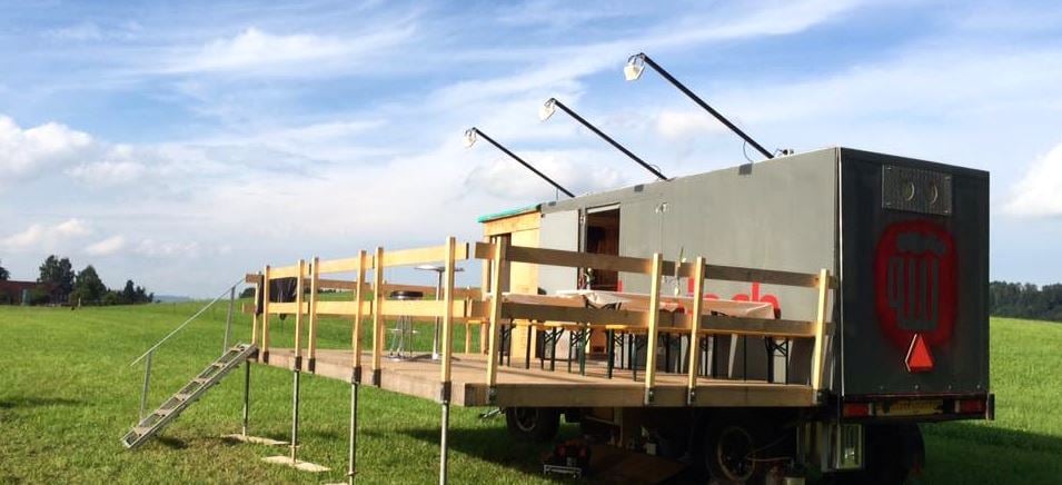 2 Hülsenlochbar: Härdopfelsalat mit Schinken, Speckbrättli, Rettichplättli, Bretzel