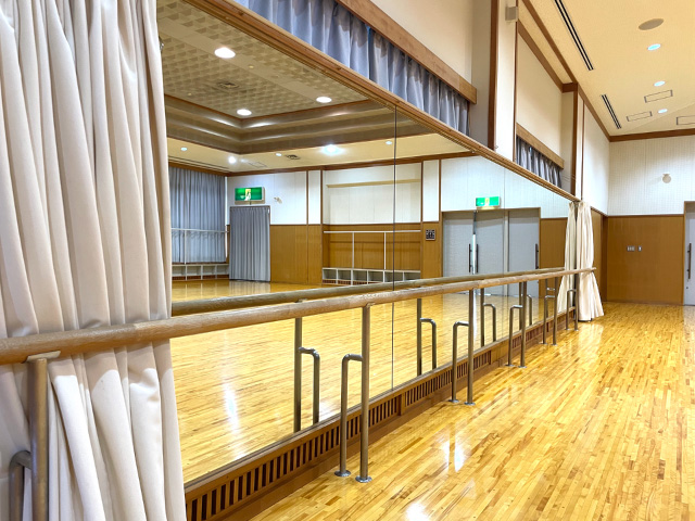 バレエ練習ができる金蘭荘大ホール｜壁面鏡とバレエバー