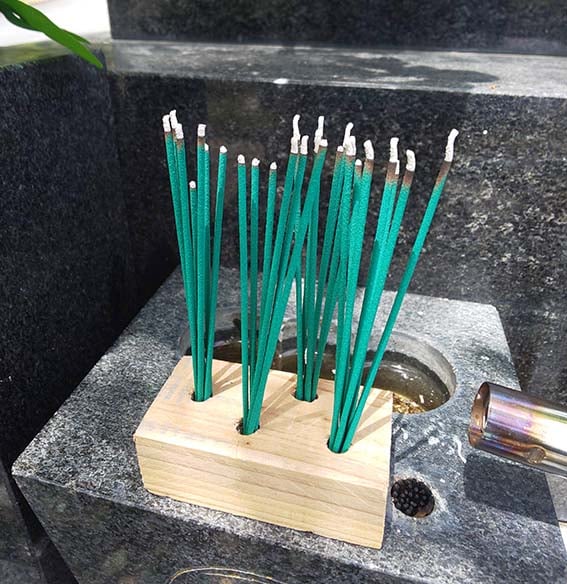 看板工事用ドリルと材木で線香立て