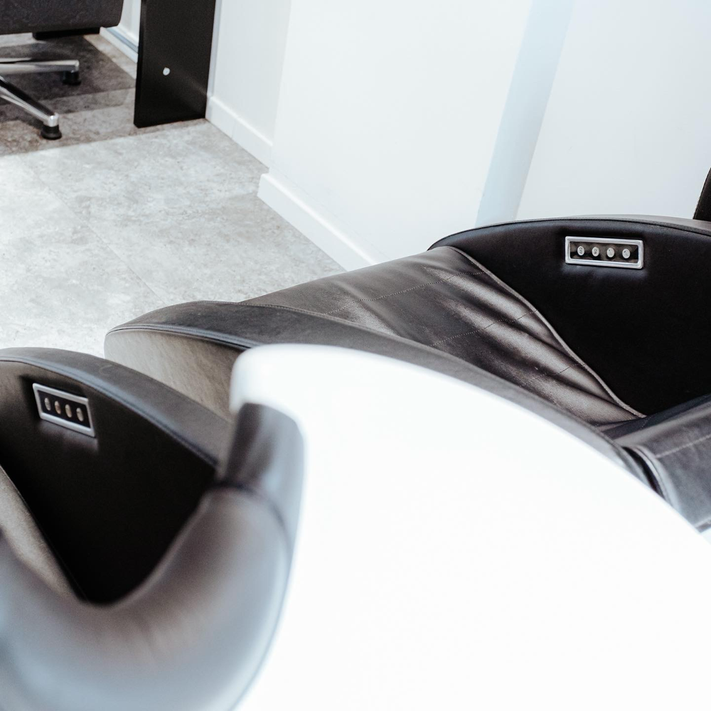 Relax Sessel ! Genieße eine angenehme Haarwäsche inklusive Rückenmassage in liegender Position