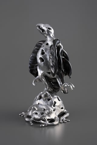 カエルに乗った八咫烏　Yatagarasu on the frog    140 x 115 x h270  mm