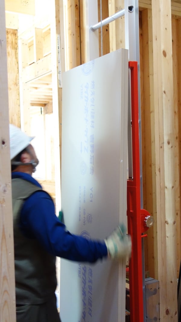 石膏ボード、フロア材の荷揚げ