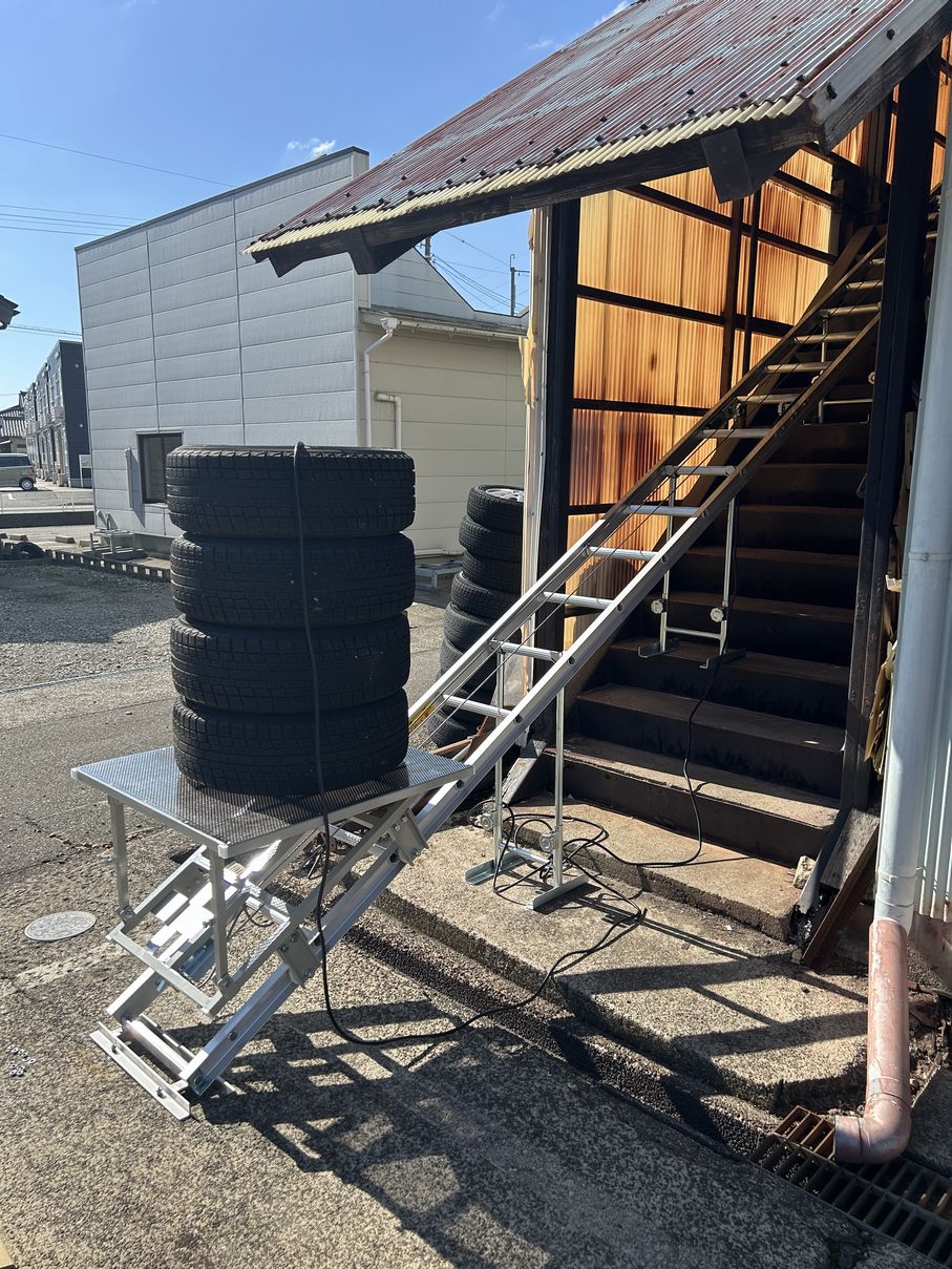 階段でタイヤの荷揚げ　階段で安全にタイヤ運搬方法