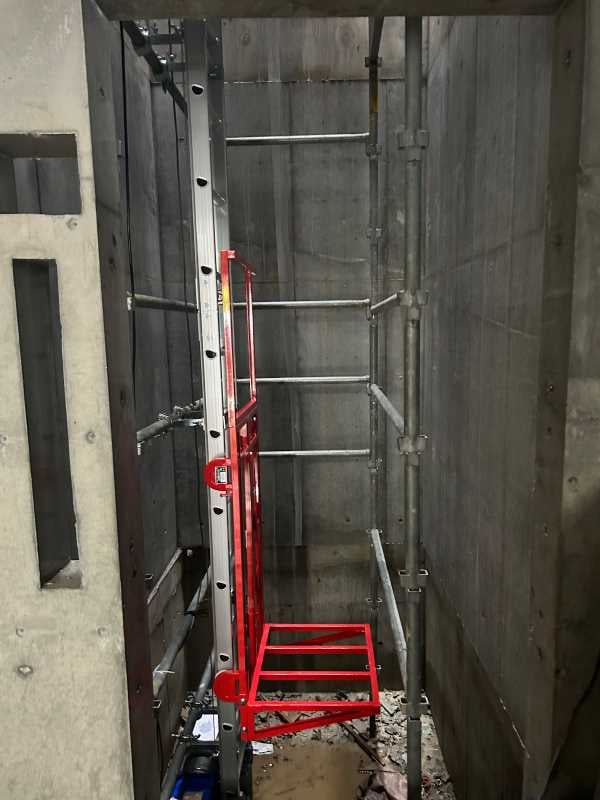 新築マンション昇降路内で資材の荷揚げ　垂直リフト　UP623A