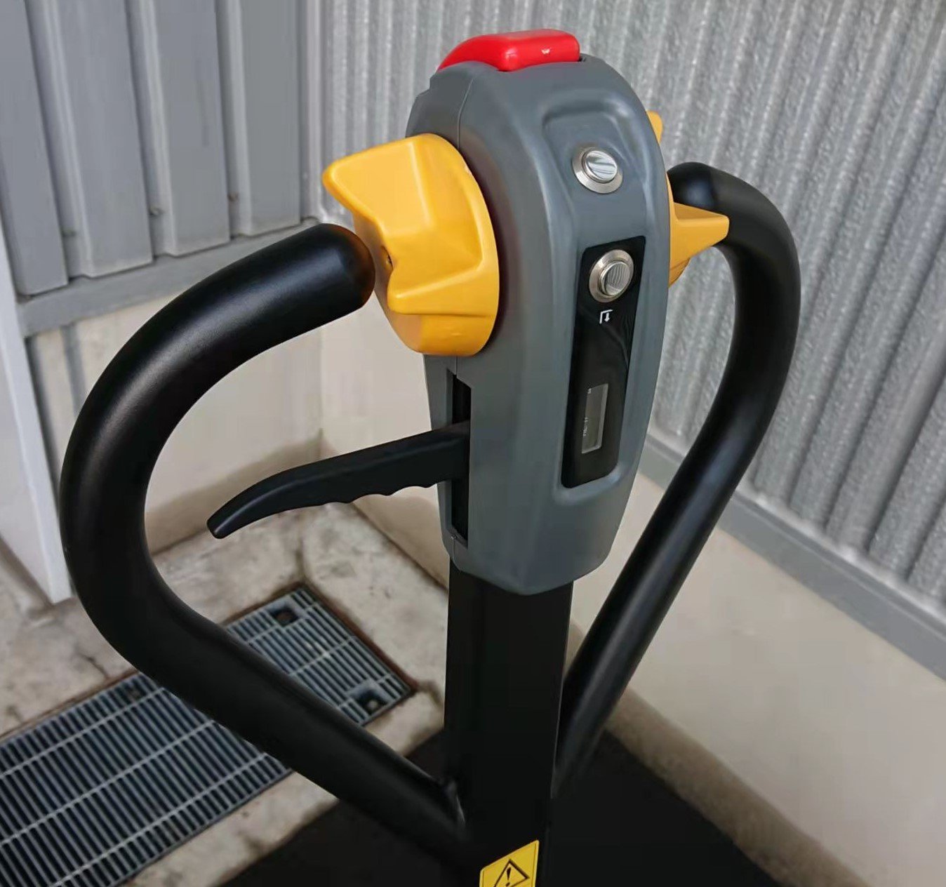 速度は黄色いスロットルのひねり具合で調整でき、最高速度は4㎞。