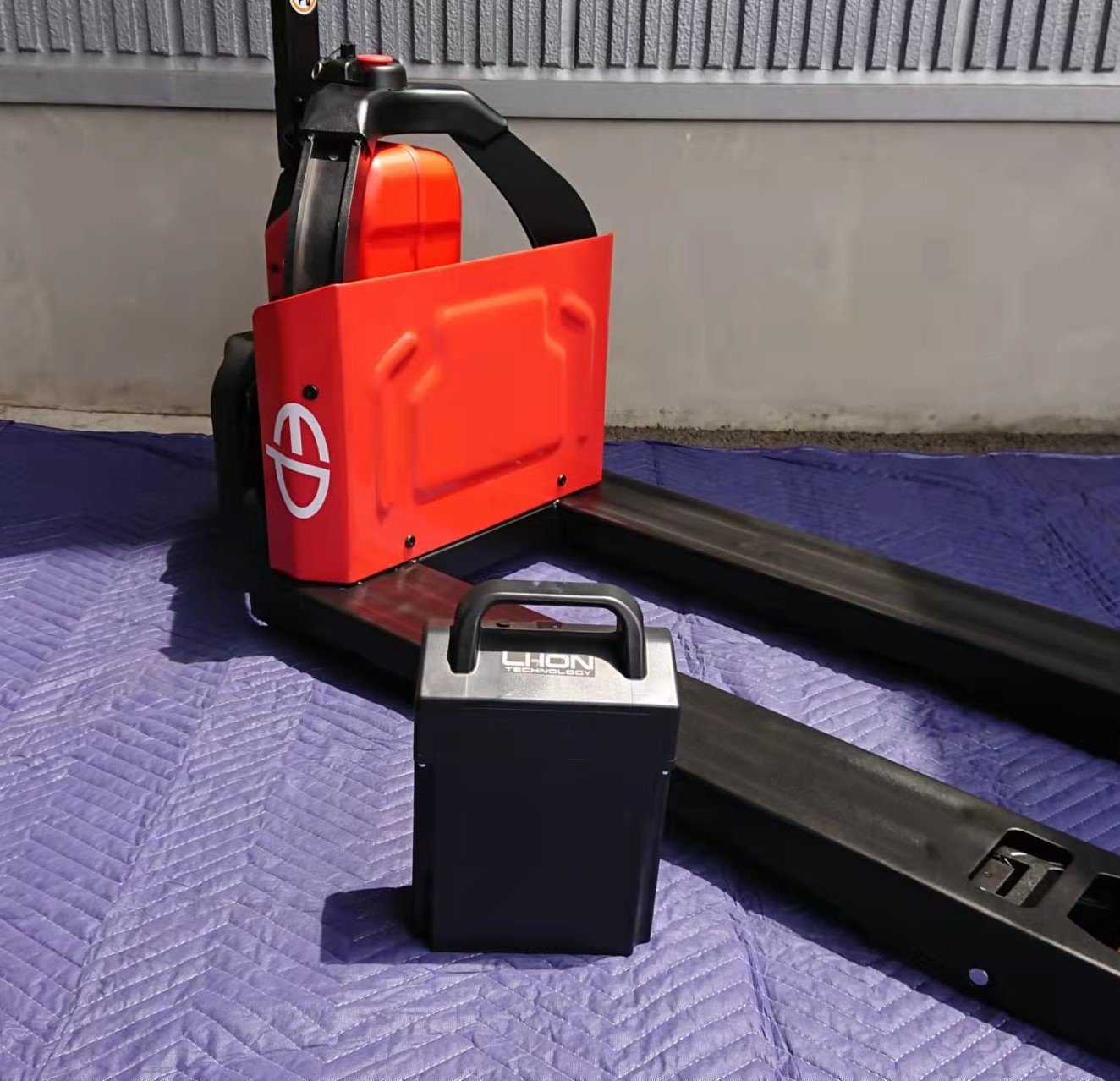 取外し可能なリチウムカートリッジバッテリー。ヘビーユーザー様にはスペアのご用意あります（別途有償）