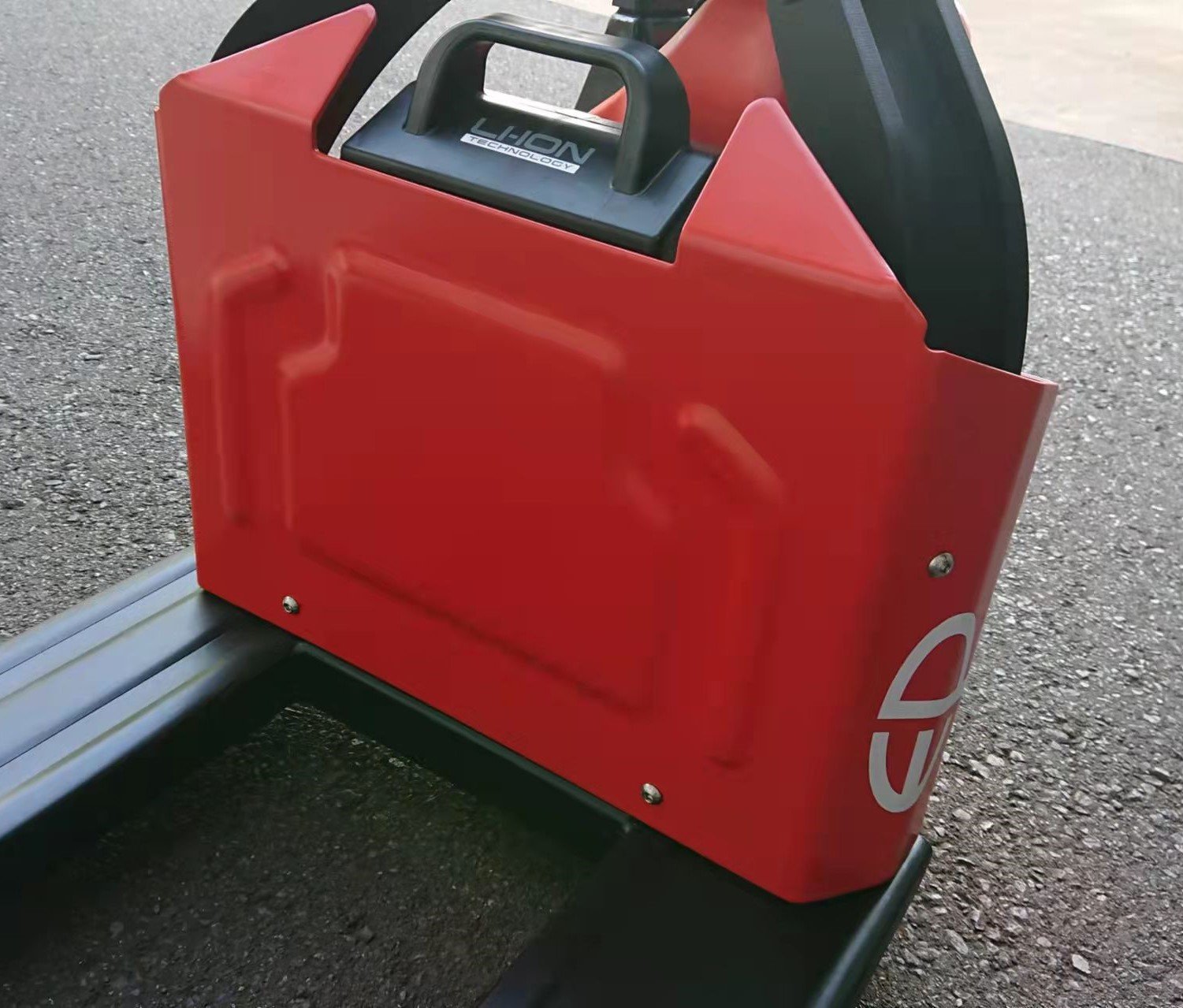 デモ機でしたが、補塗装実施で目立つキズはありません。