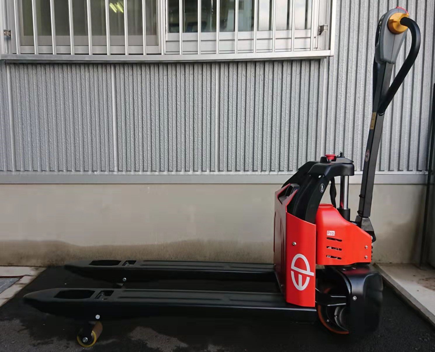 ツメを降ろした際のツメの高さは約75ミリ。