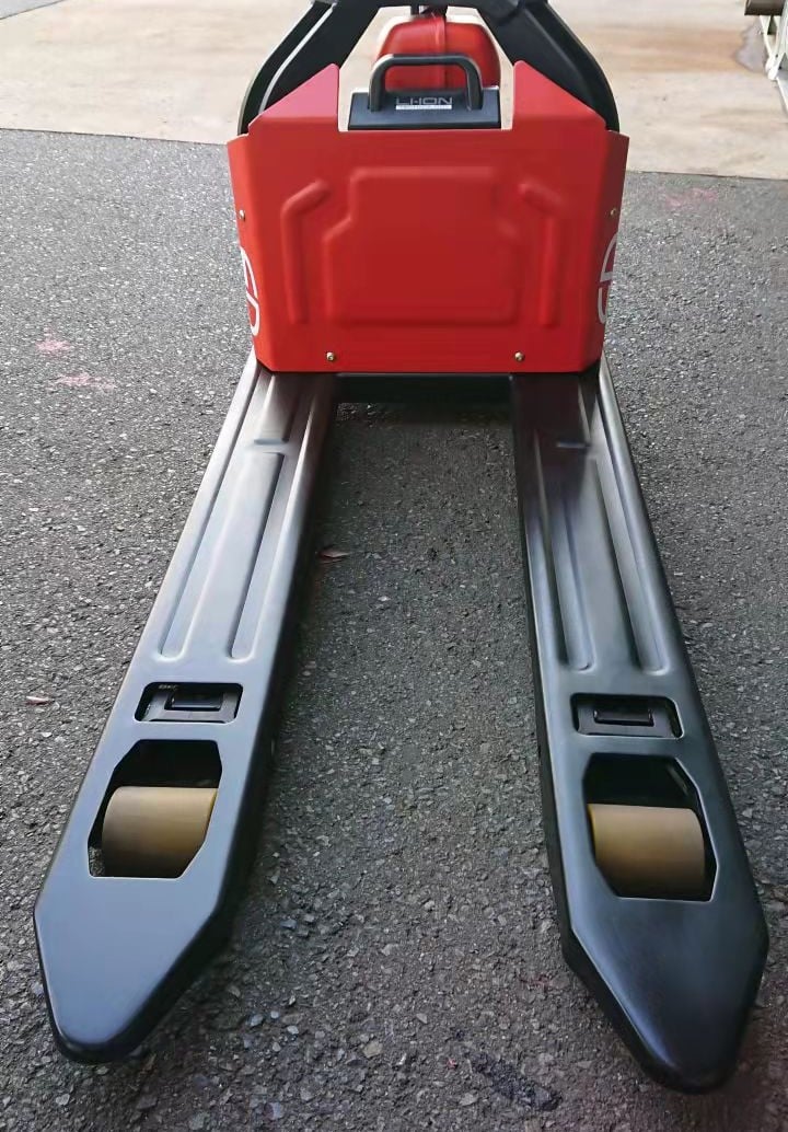 ツメ長は1000ミリですが、ちゃんとイチイチパレットにも対応（一部使用できない形状のパレットがあります）