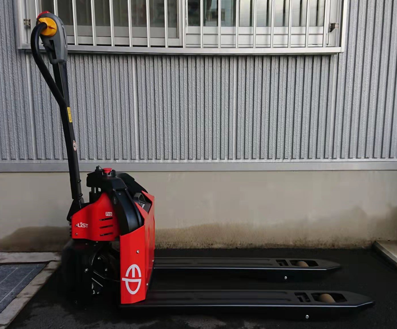 ツメの長さ1000ミリ、ツメの外々は560ミリです。一般的なツメ長の1070ミリと使用感はあまり変わりません。