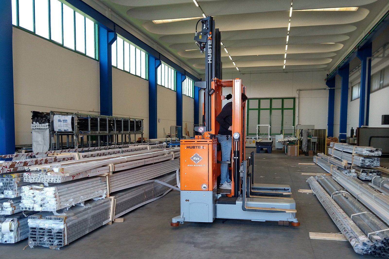 Case study: un carrello elevatore multidirezionale per la movimentazione di profilati in alluminio