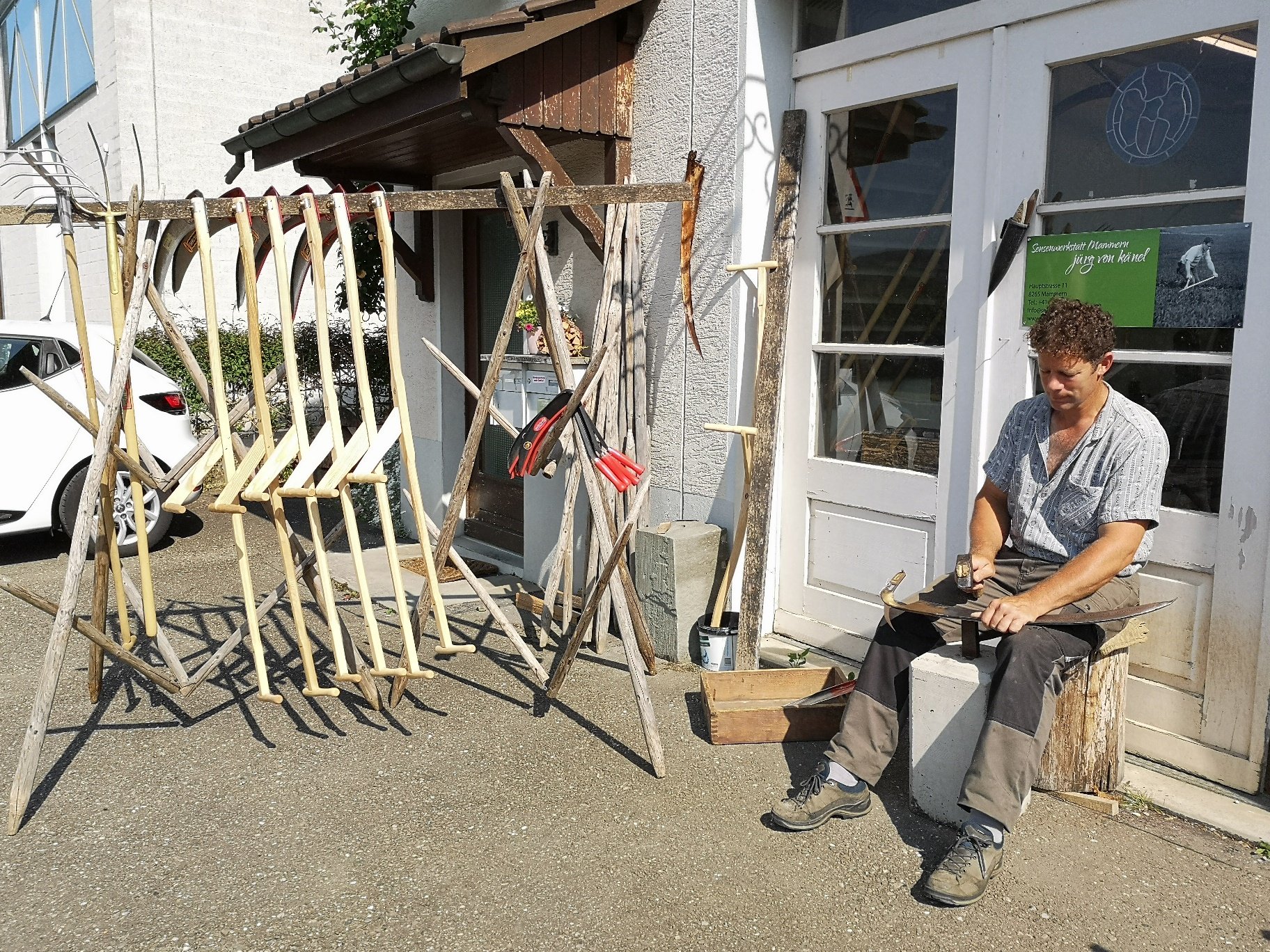 Letzter Arbeitsschritt; jedes Blatt wird von Hand gedengelt