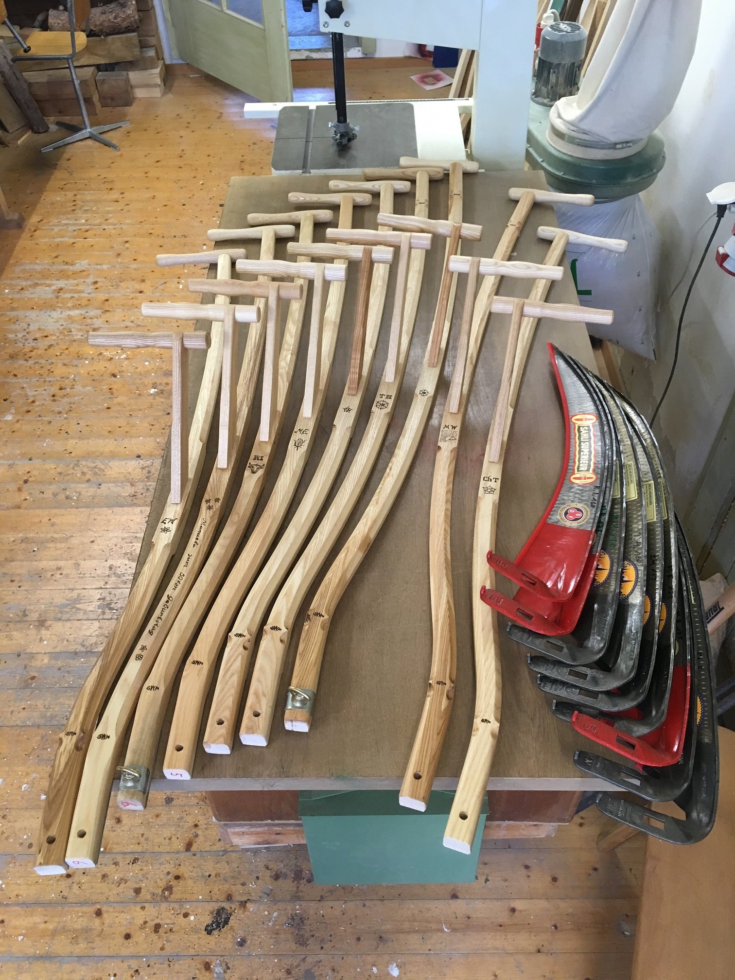 Sonderanfertigungen: Über-und Untergrössen/ Linkshänder/ Bergwörbe