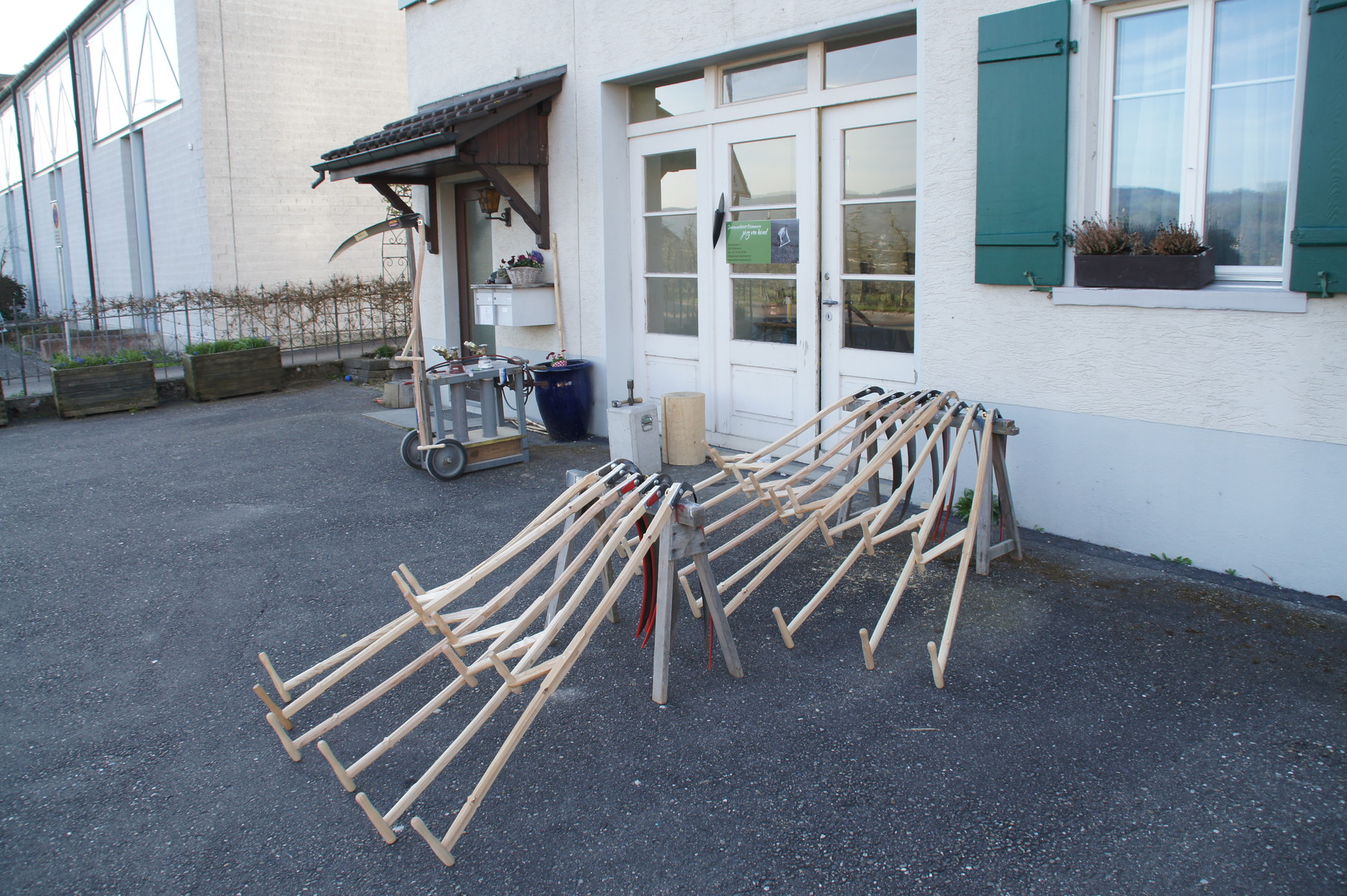 Sensen mit angestellten Blätteren 