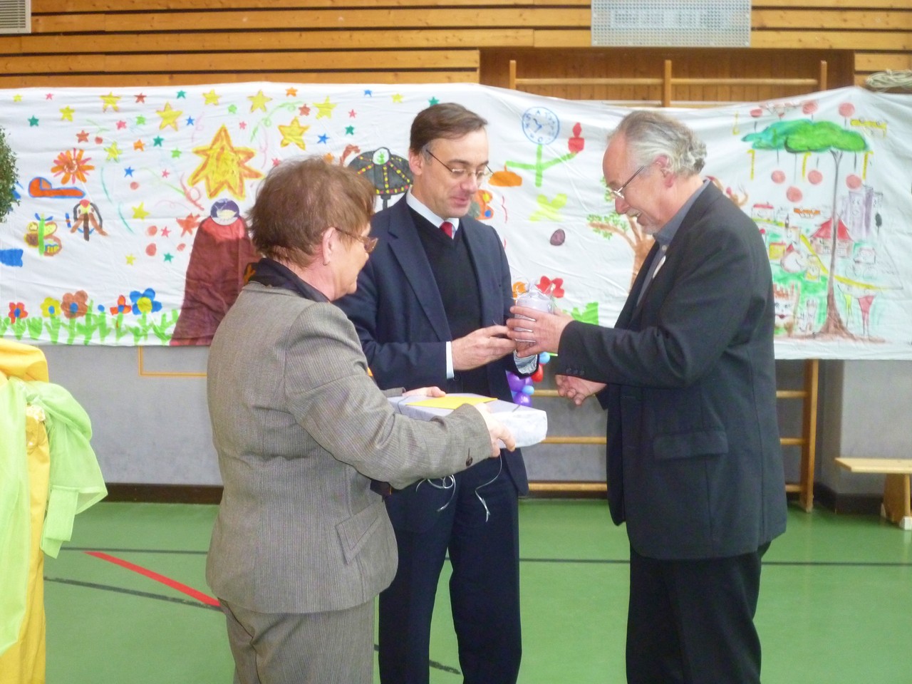Foto O. Kindermann, Ein Geschenk der Stadt Würzburg überreichen die Bürgermeisterin Schäfer-Blake und Herr Al Ghusain 